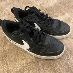 Nike Court Borough Low Youth Size 5.5 Black and White Leather Athletic Sneaker